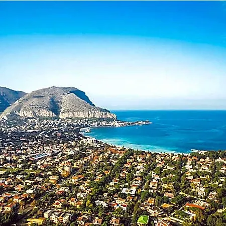 Awa Mondello